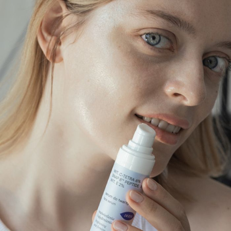 Tightening and brightening face serum with ultra-stable Vitamin C TETRA 6%, neuropeptide SNAP 8™ 5% and Vitamin E 2%.