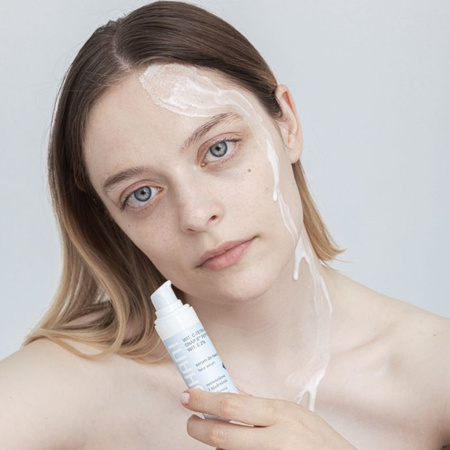 Tightening and brightening face serum with ultra-stable Vitamin C TETRA 6%, neuropeptide SNAP 8™ 5% and Vitamin E 2%.